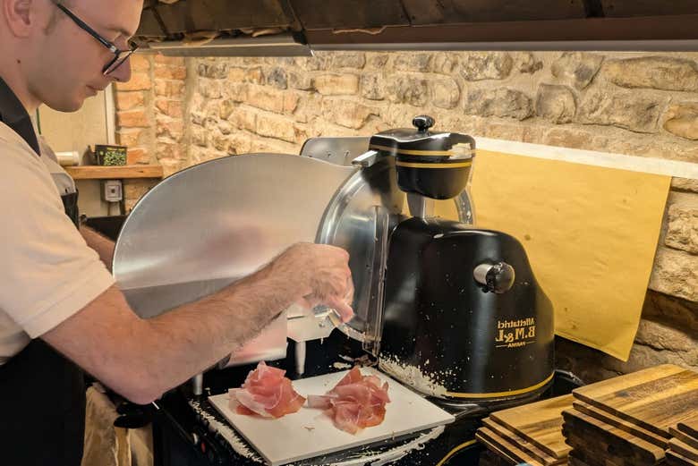 Charcutero cortando jamón de Parma