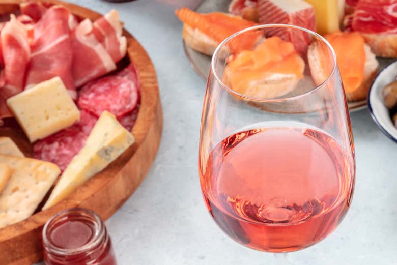 Copa de vino con embutidos 