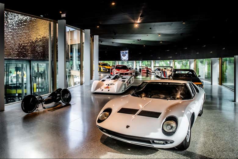 Diverses voitures de musée