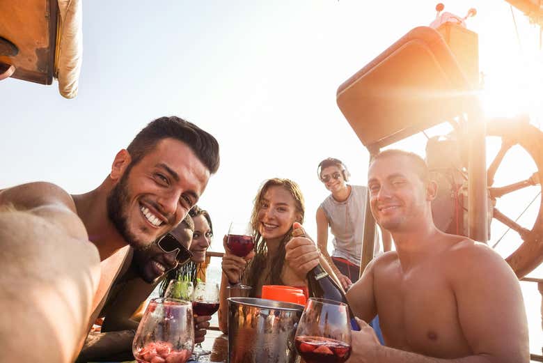 Um grupo de amigos durante o passeio de barco