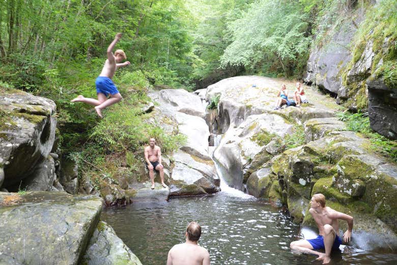 Tuffi nel torrente Resco