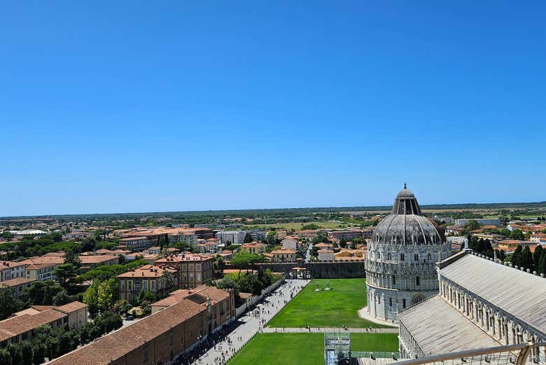 Look at the monumental complex of the Piazza dei Miracoli