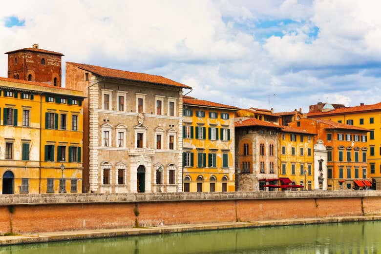 Admire the buildings on the banks of the river