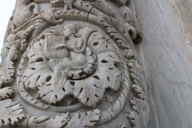 Detalles del Baptisterio de Pisa