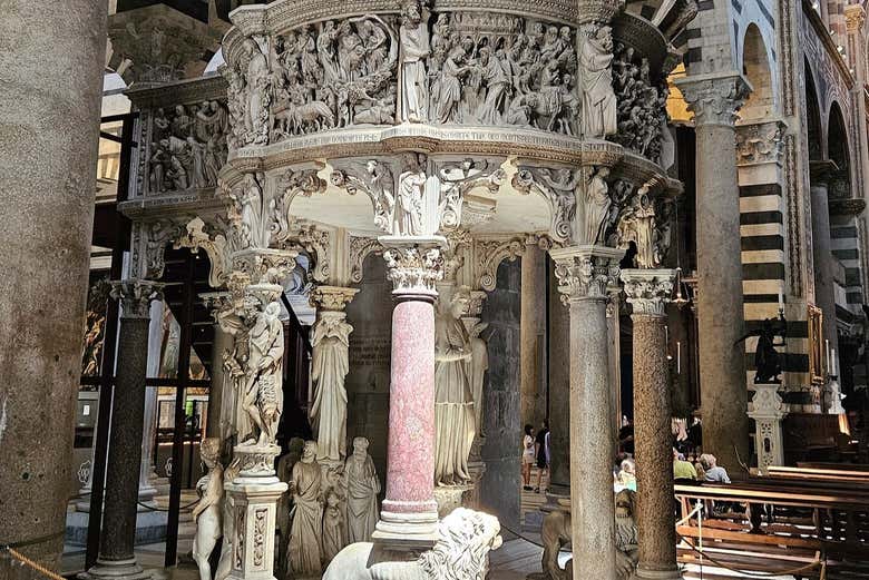 Escultura gótica en el interior de la Catedral de Pisa