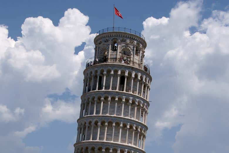 Detalhe arquitetônico da parte superior da Torre Inclinada 