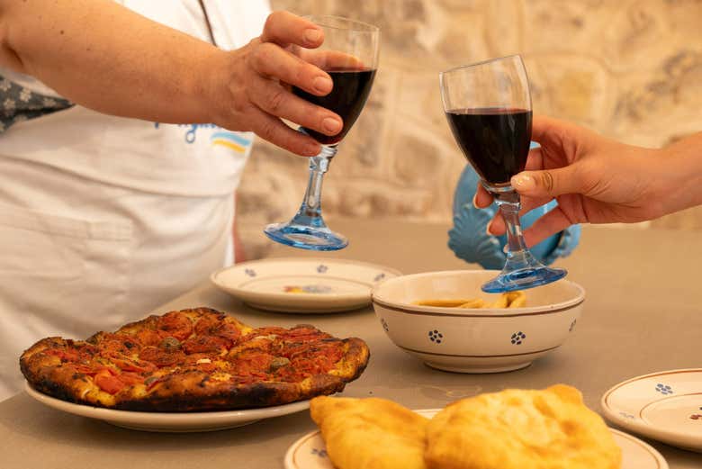 Brindando con vino durante la clase de cocina