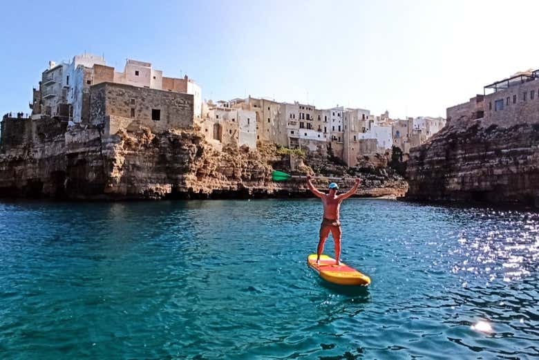 Posez avec Polignano a Mare en toile de fond
