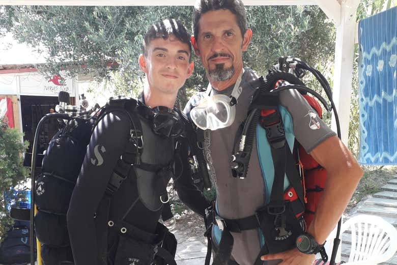 Una foto con el monitor del bautismo de buceo