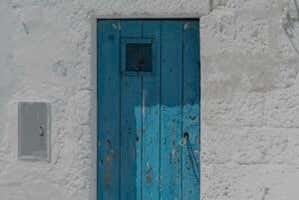 Fachada branca em uma das casas de Polignano a Mare