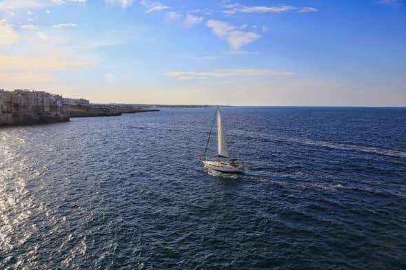 Passeio de veleiro por Polignano a Mare