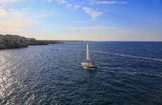 Giro in barca a vela a Polignano a Mare