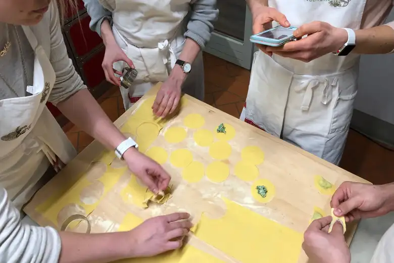 Preparando pasta rellena