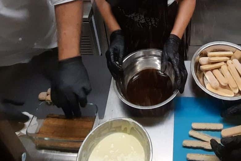 Realizando el postre en la clase de cocina 