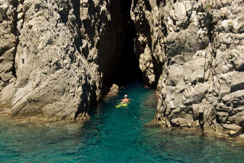 Exploraremos las grutas de la isla