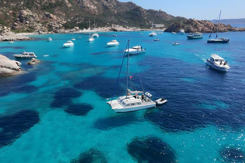 Diferentes barcos fondeando en la Maddalena