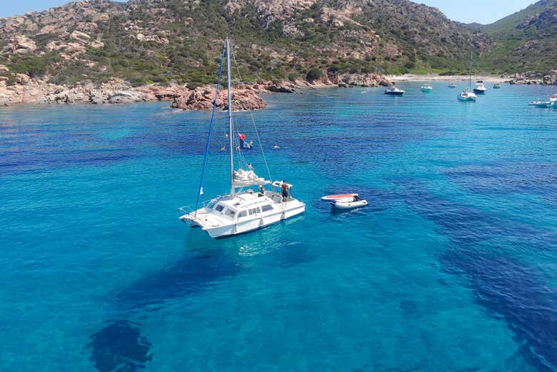 El catamarán por las aguas del archipiélago de la Maddalena