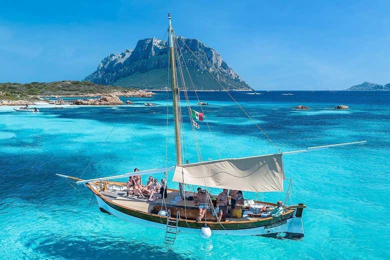 À bord du voilier dans l'aire marine de Tavolara