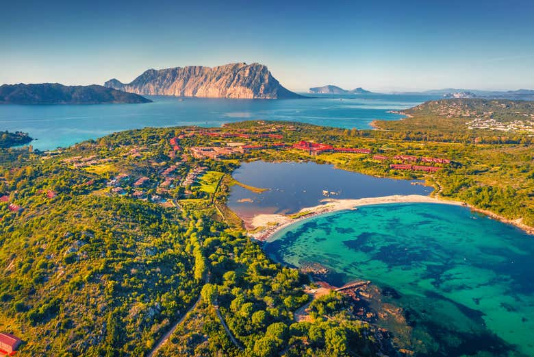 Vue panoramique sur l'aire marine de Tavolara
