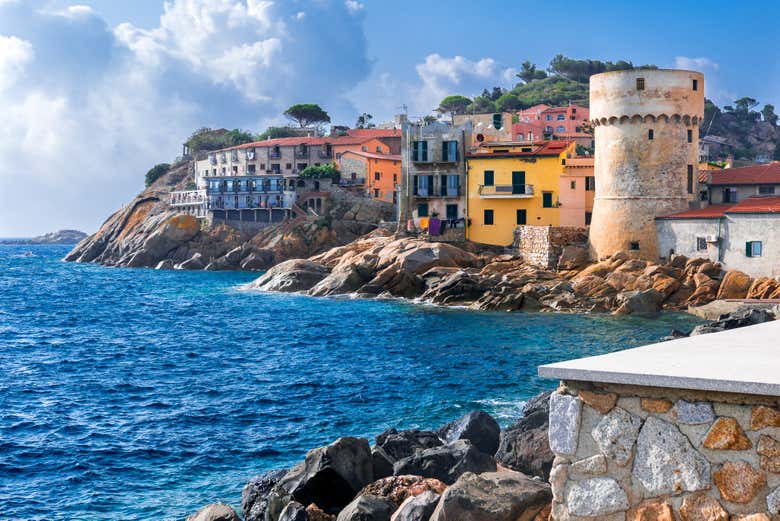Giglio Porto y su Torre del Saraceno