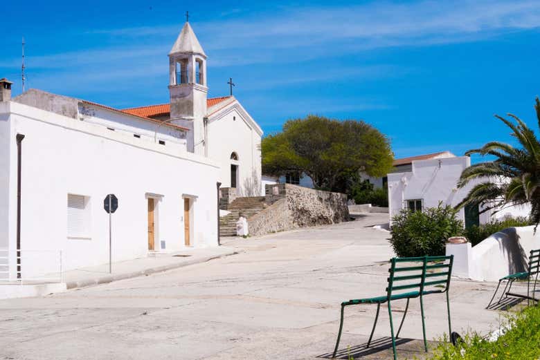 Une petite église blanche à Asinara