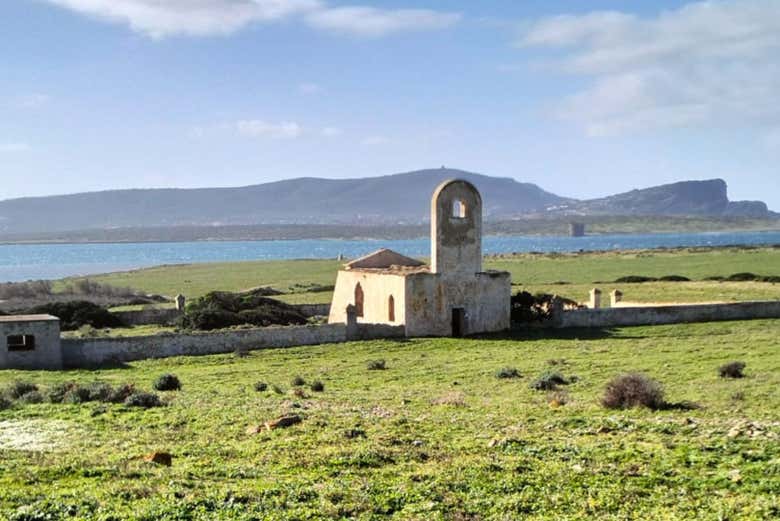 Vestiges d'une construction sur l'île d'Asinara