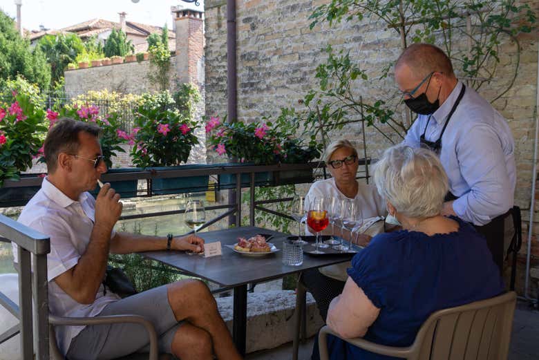 Gustando un aperitivo