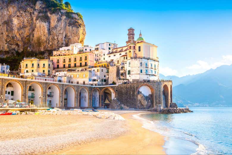 A vista de Amalfi da praia
