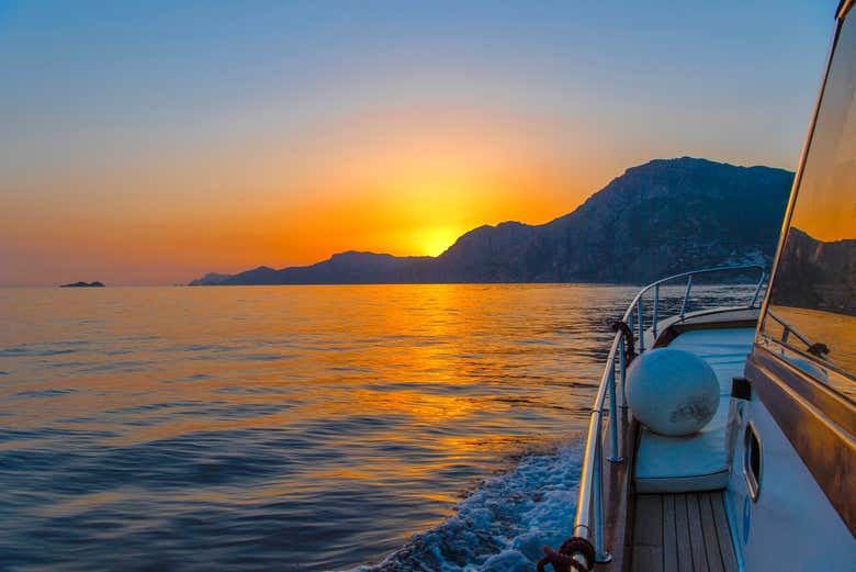 Velejando ao pôr do sol nas águas de Positano