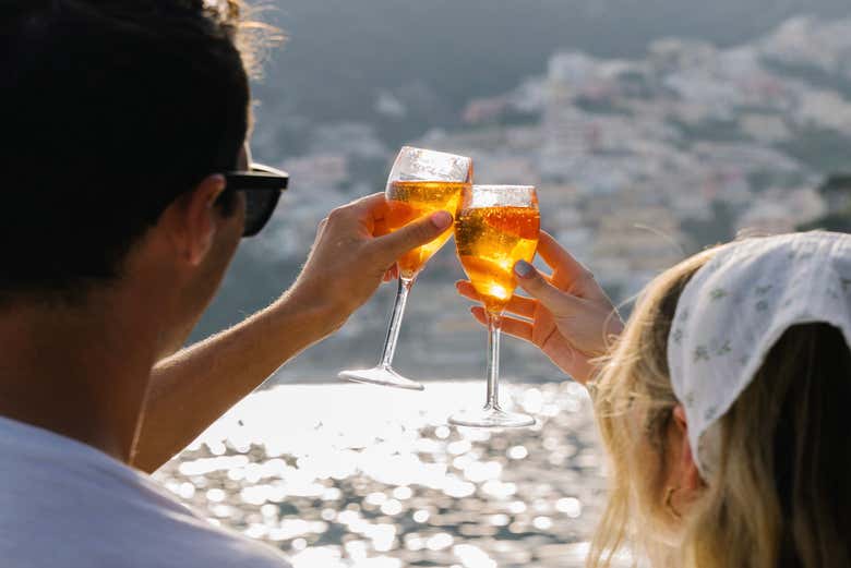 Brindar com uma taça de prosecco