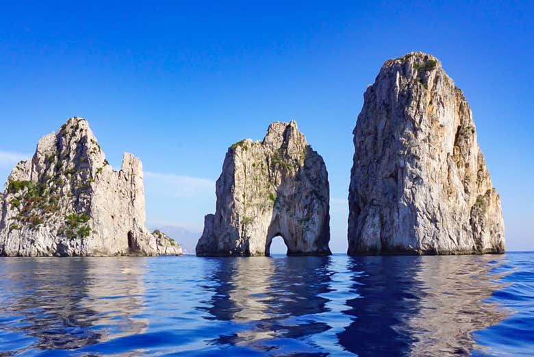 Navegando junto a las rocas Faraglioni