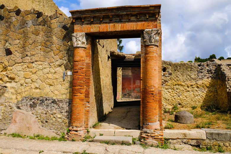 Exploring the Ruins of Herculaneum