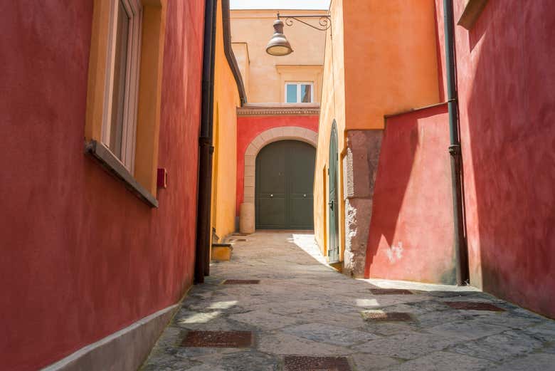 Um beco colorido do Rione Terra