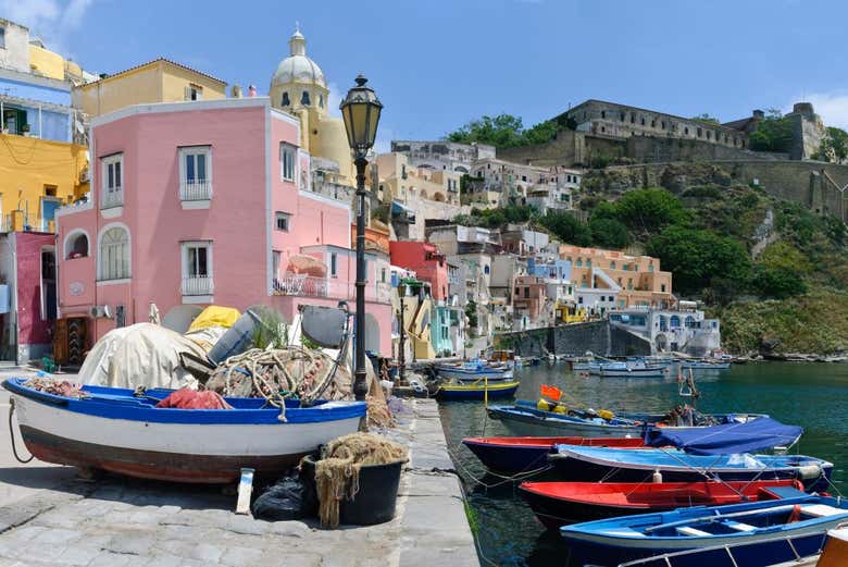 Le port de plaisance avec ses bateaux colorés