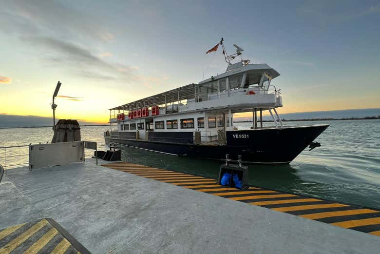 O barco pronto para receber os passageiros
