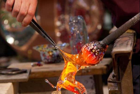 Creazione di oggetti in vetro a Murano 