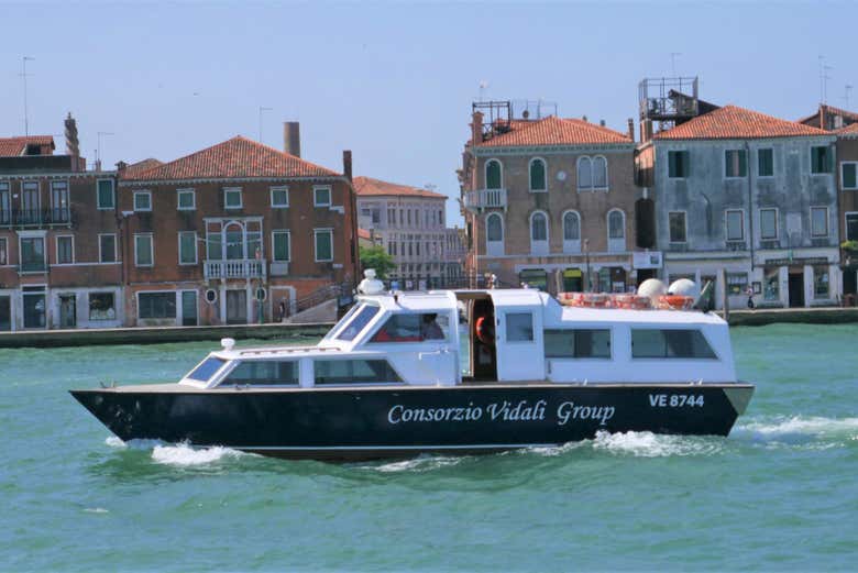 Um confortável transporte de barco saindo de Punta Sabbioni