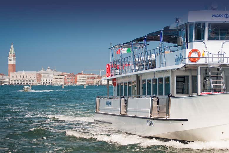 La barca con vista di Venezia sullo sfondo