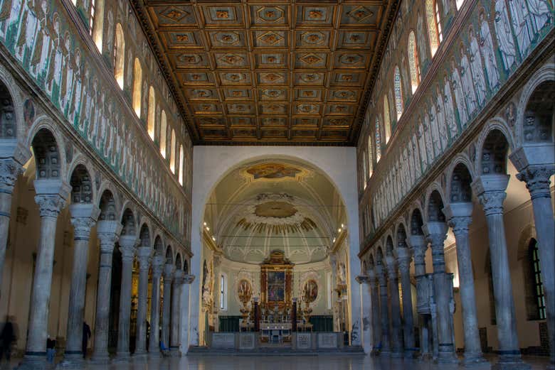A nave central de San Apollinare Nuovo