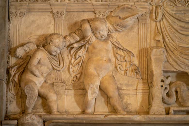 Un bassorilievo del Battistero Neoniano