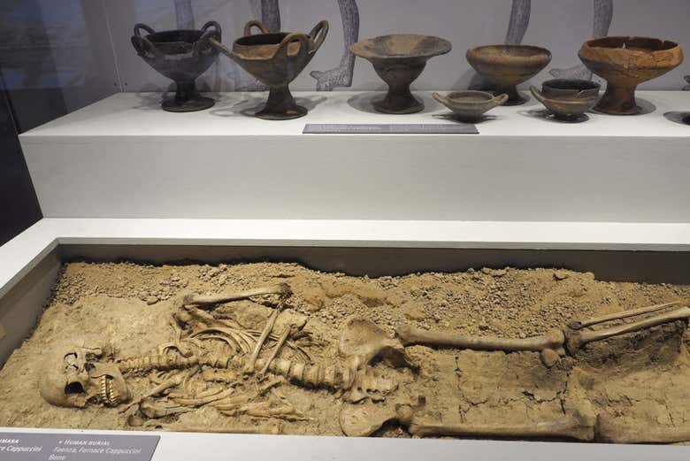 Sepultura humana com seus objetos
