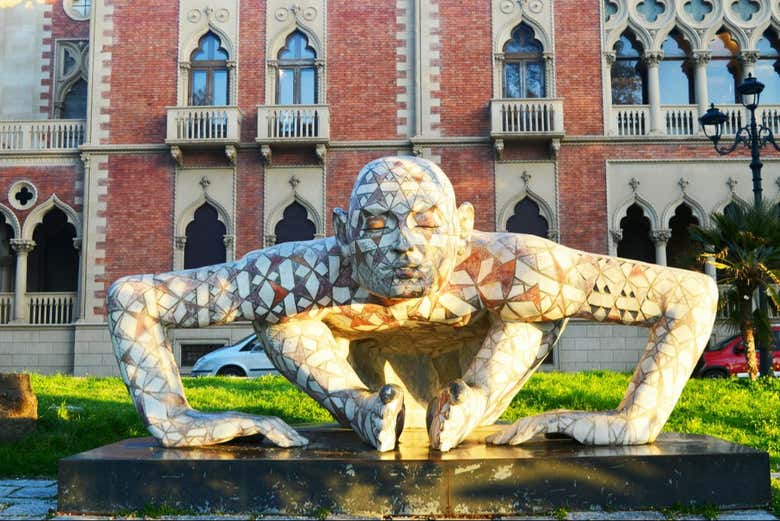 Escultura vista de frente