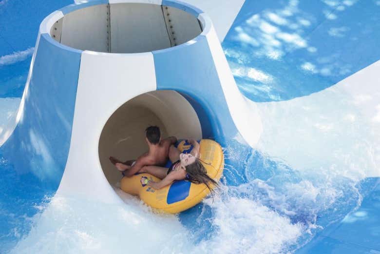 Montez sur les bouées du parc aquatique