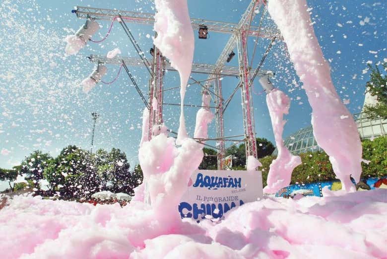 Fête de la mousse dans le parc aquatique Aquafan