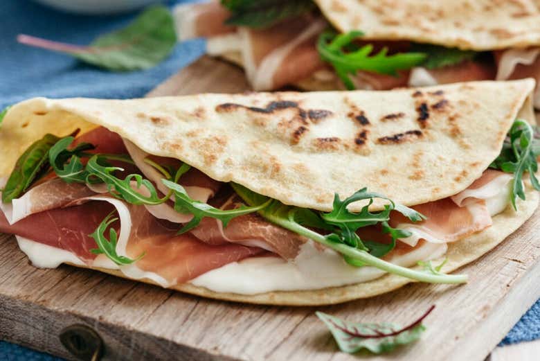 Piadinas filled with ham and rocket