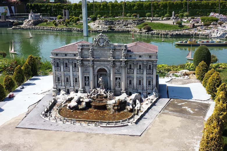 Osservando la riproduzione della Fontana di Trevi