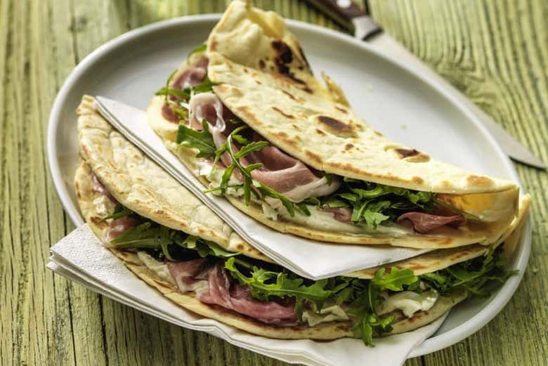 Due gustose piadine romagnole su un piatto