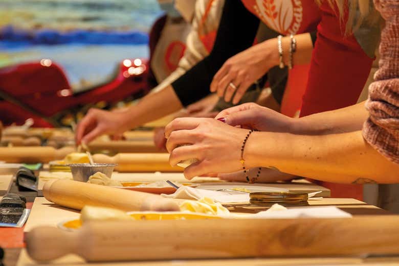 Persone intente a preparare della piadine