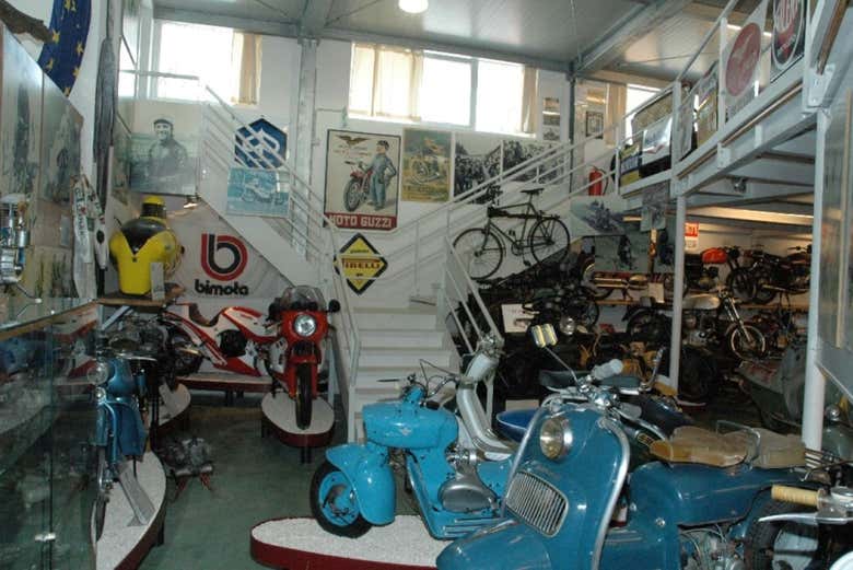 Motos anciennes et affiches dans l'exposition