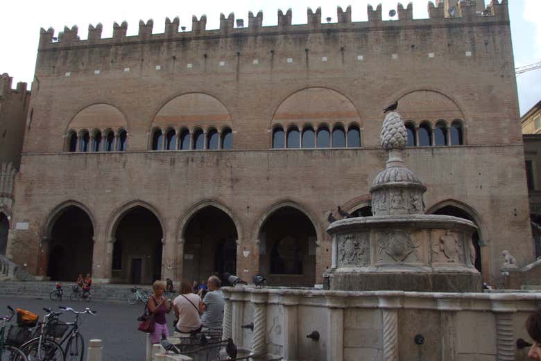 Un edificio antiguo en la Piazza Cavour